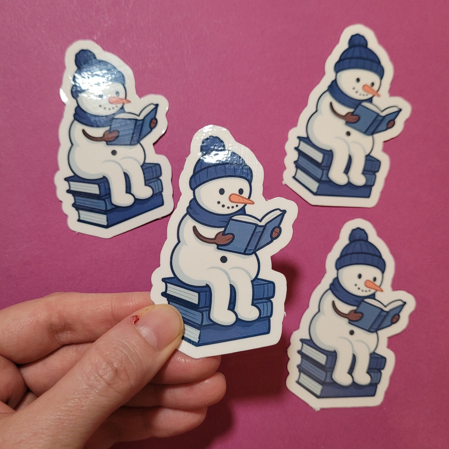 Sticker „Snowy, der lesende Schneemann“