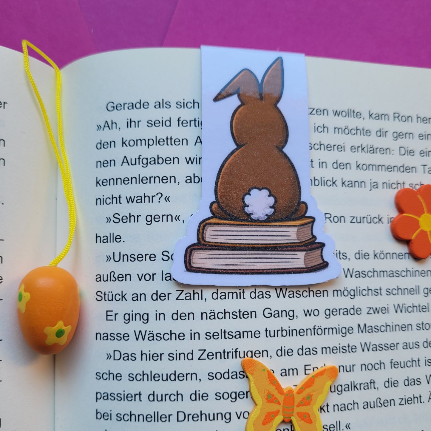 Magnet-Lesezeichen „Hase auf Büchern“ 🐰📚