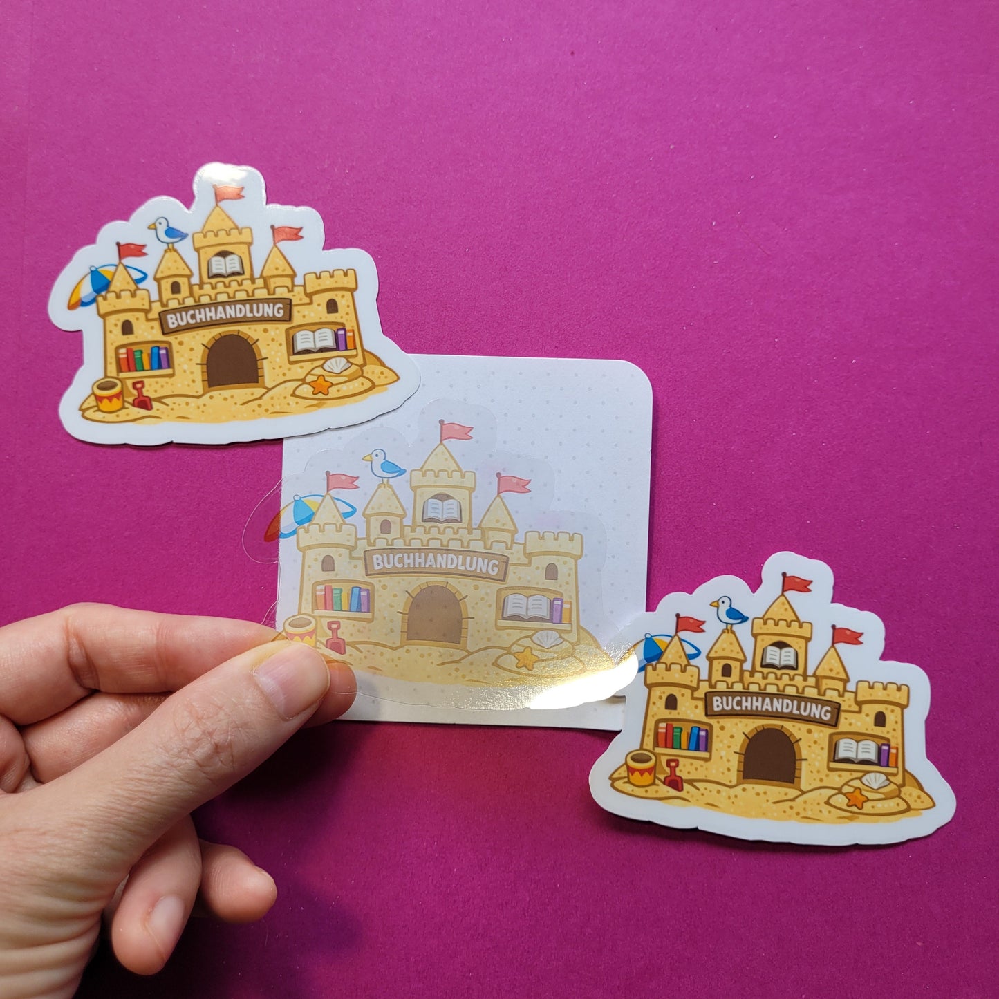 Sticker „Buchhandlung Sandburg“ - Dein Lieblingsbuchladen für den Sommer 🏖️📚🏰✨
