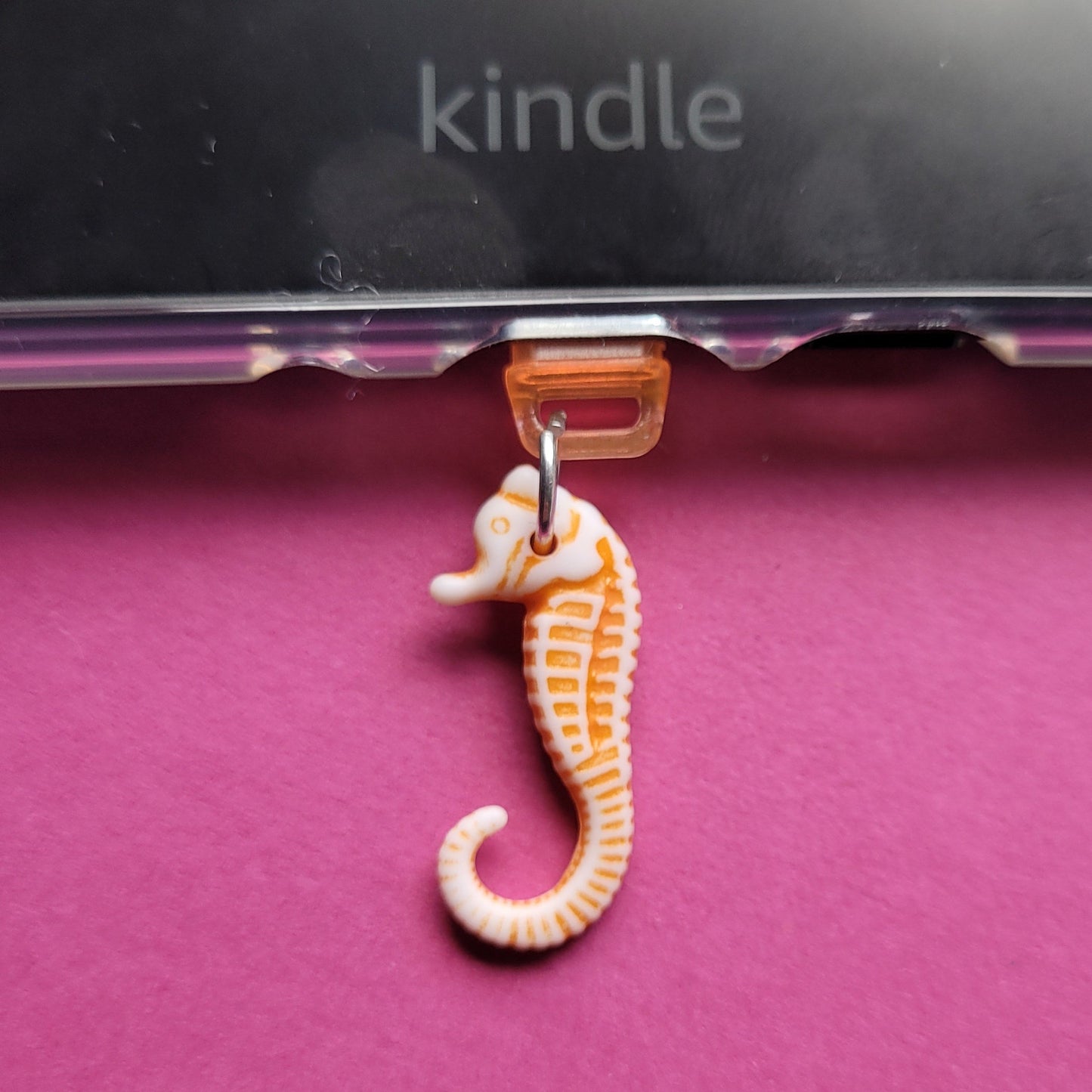 USB-C-Charm „Seepferdchen“ - Kleiner Meeresbewohner für dein Lieblingsgerät - Limited Edition 🐚🌊📚