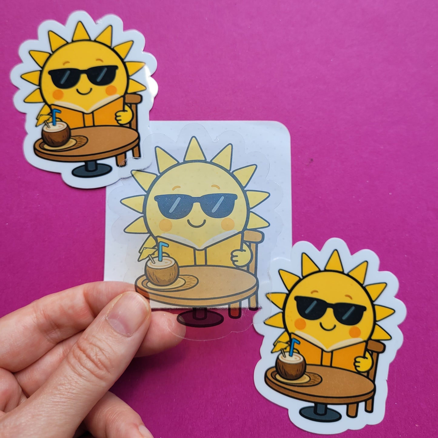 Sticker „Sunny im Lesecafé“ - Sonnige Lesepause mit Kokosdrink ☀️📚🥥