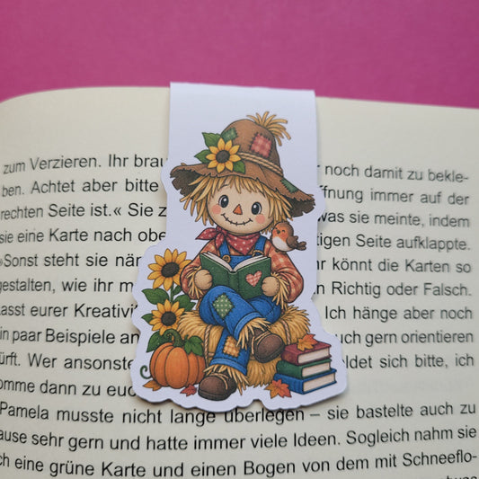 Magnet-Lesezeichen „Lesende Vogelscheuche Kornelius“ - Herbstliche Lesestimmung für deine Lesepause 🌻📖🍂