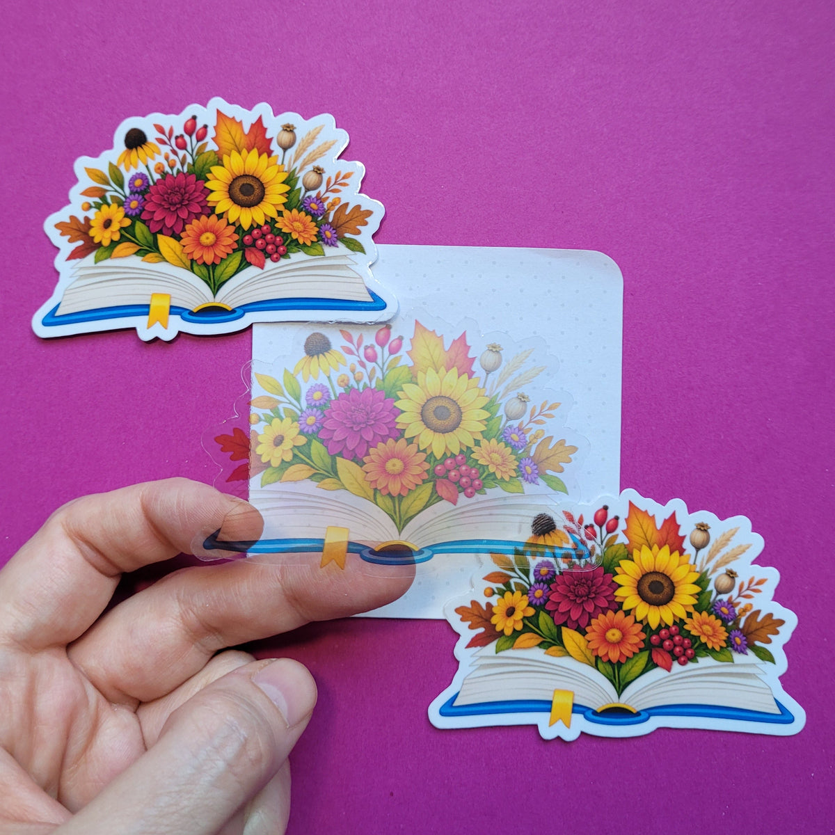 Sticker „Lesegarten - Spätblüte“ - Herbstliche Blütenpracht zwischen Buchseiten 🌼📖🍂