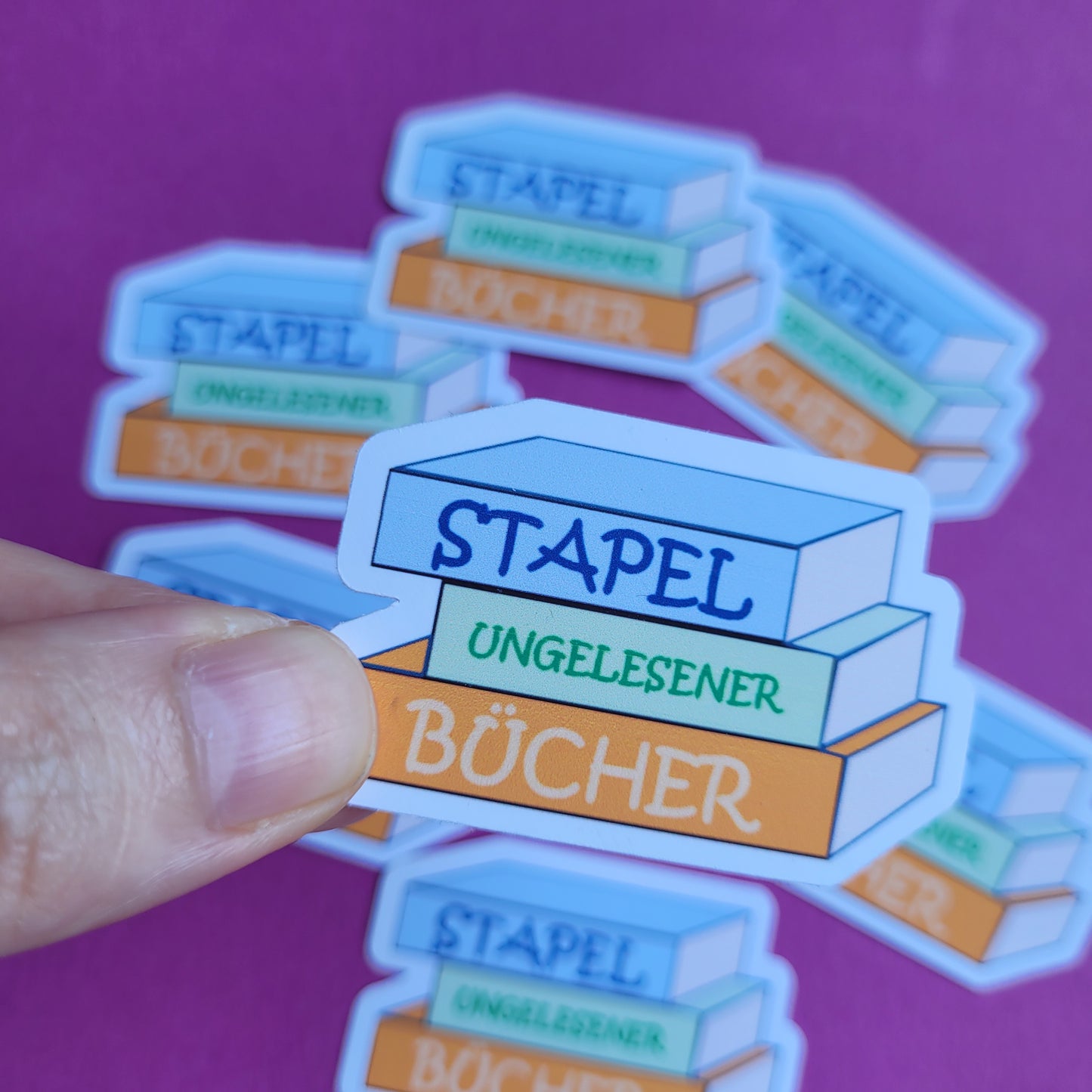 Sticker „Stapel ungelesener Bücher"