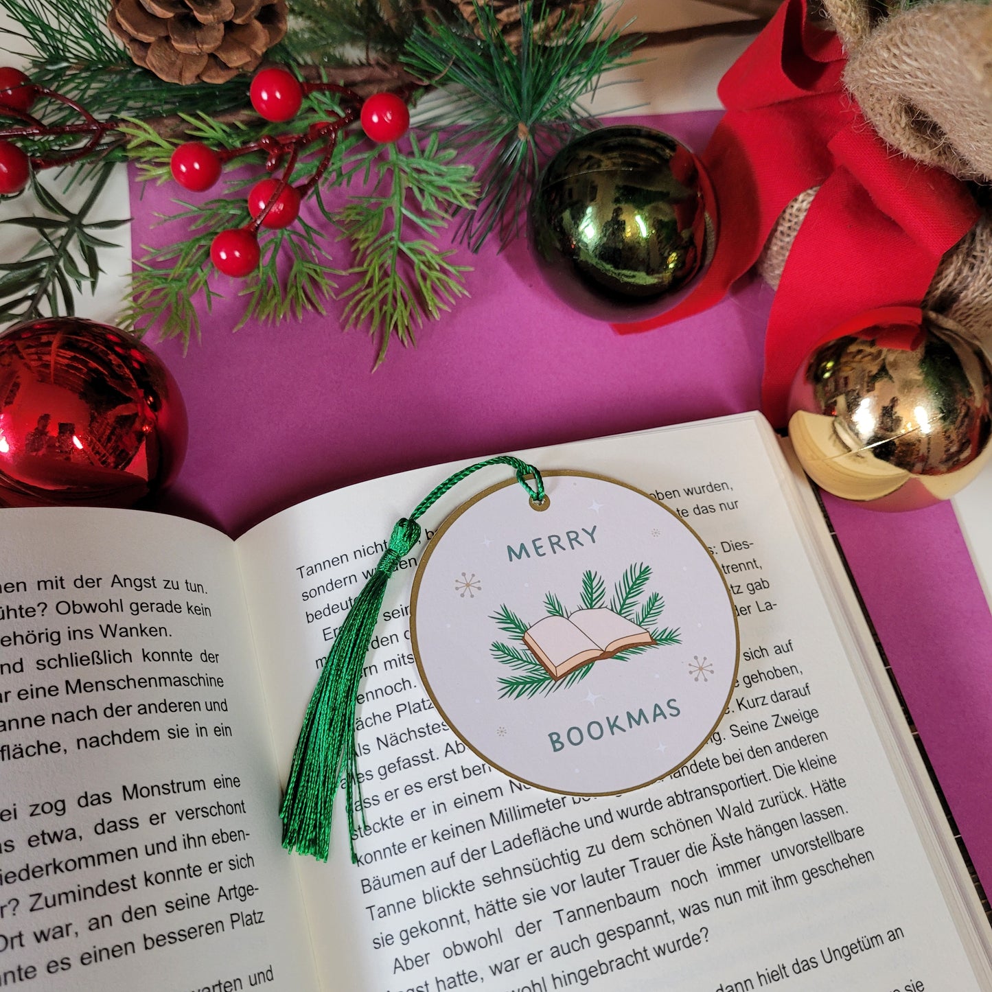 rundes Lesezeichen "Merry Bookmas"