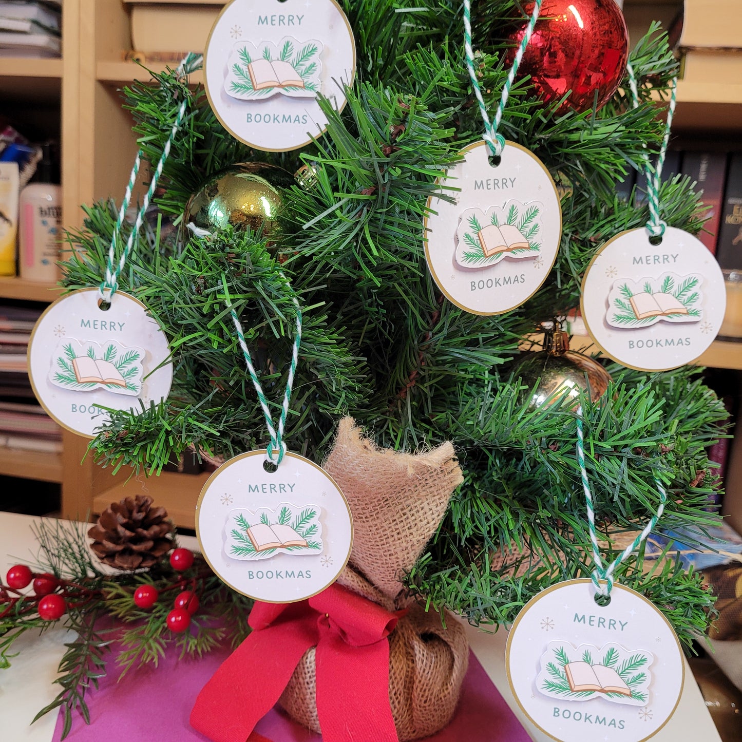 Papp-Baumschmuck "Merry Bookmas"