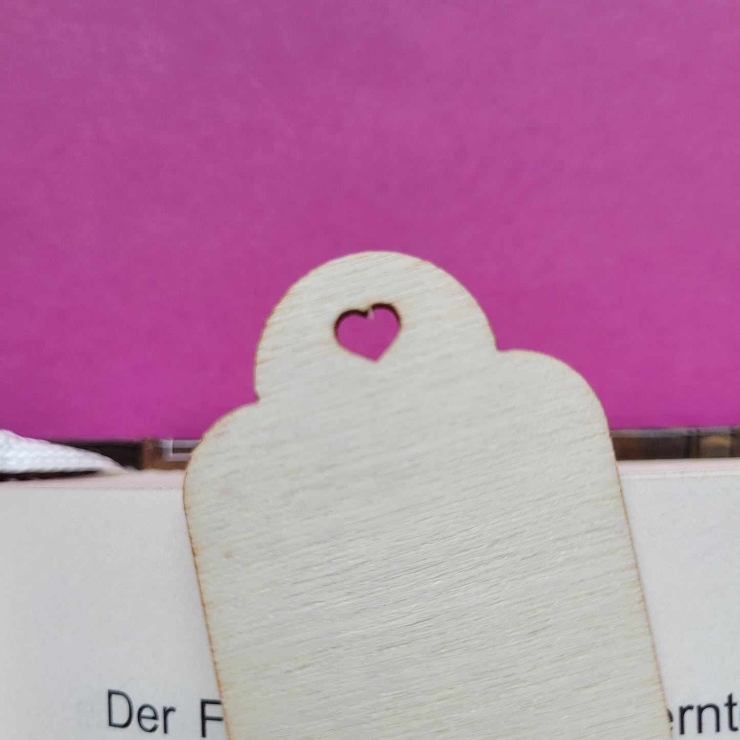 Deluxe Holz-Lesezeichen Lesepause Detailansicht der Herzaussparung für Quaste