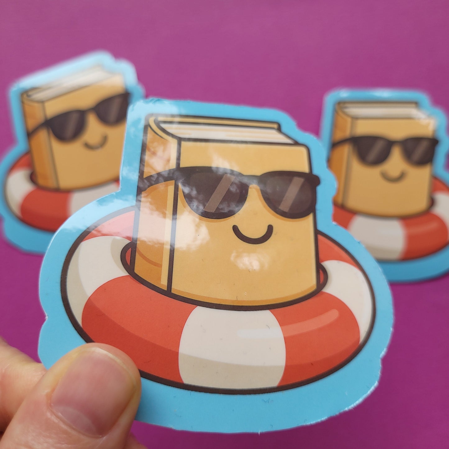 Sticker „Buch im Schwimmring“ - Lass dich mit einem guten Buch treiben 📚🛟☀️✨