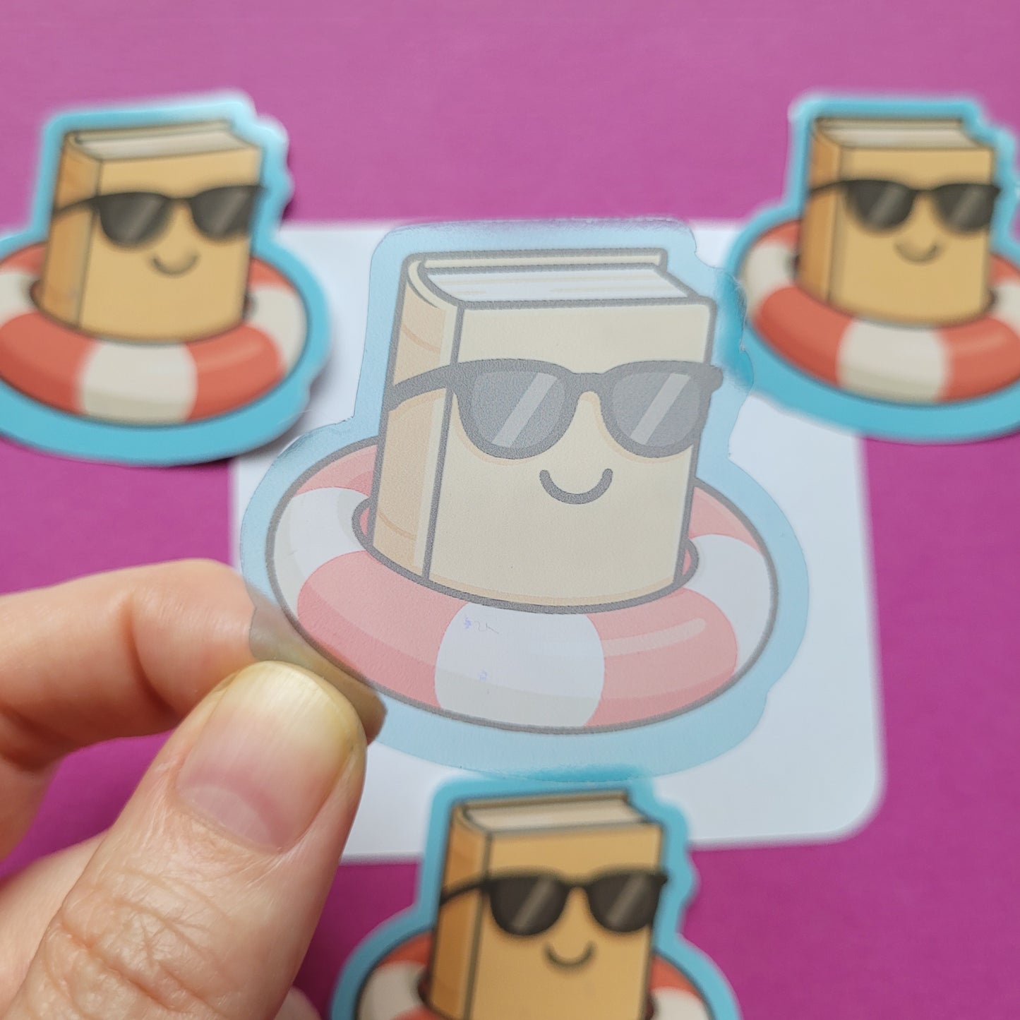 Sticker „Buch im Schwimmring“ - Lass dich mit einem guten Buch treiben 📚🛟☀️✨