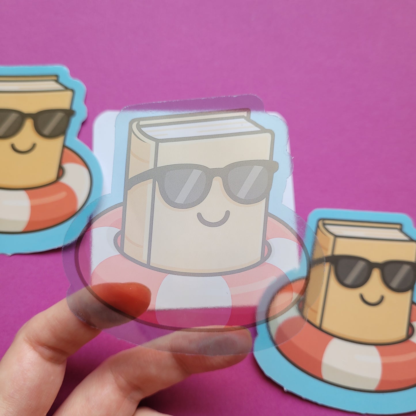 Sticker „Buch im Schwimmring“ - Lass dich mit einem guten Buch treiben 📚🛟☀️✨