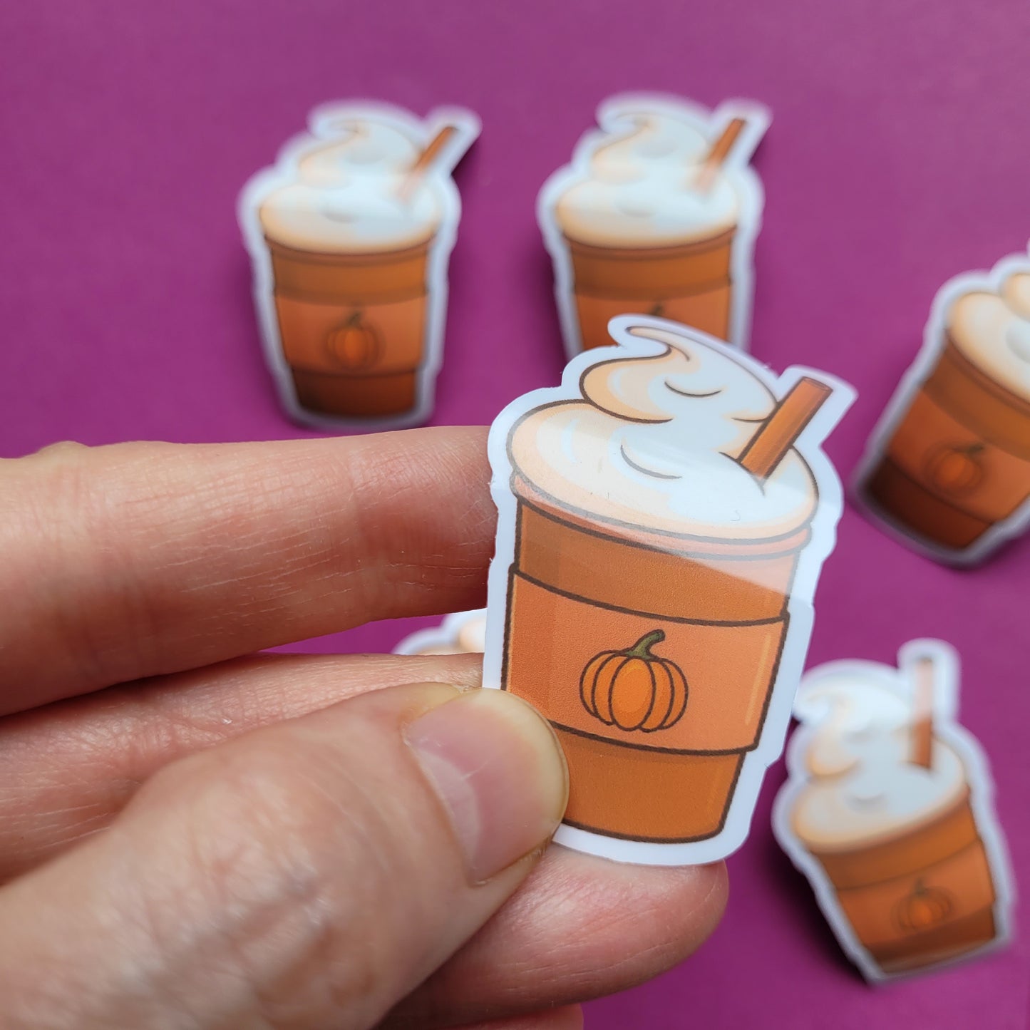 Sticker „Pumpkin Spice Latte" - Cozy Herbststimmung für Bücherfans 🎃☕📖