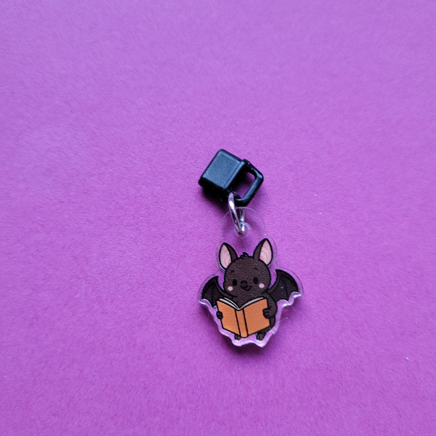 USB-C-Charm „Batty, die lesende Fledermaus“ 🦇