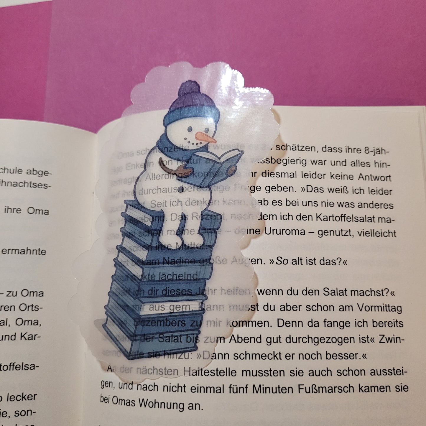 Form-Lesezeichen „Snowy, der lesende Schneemann“