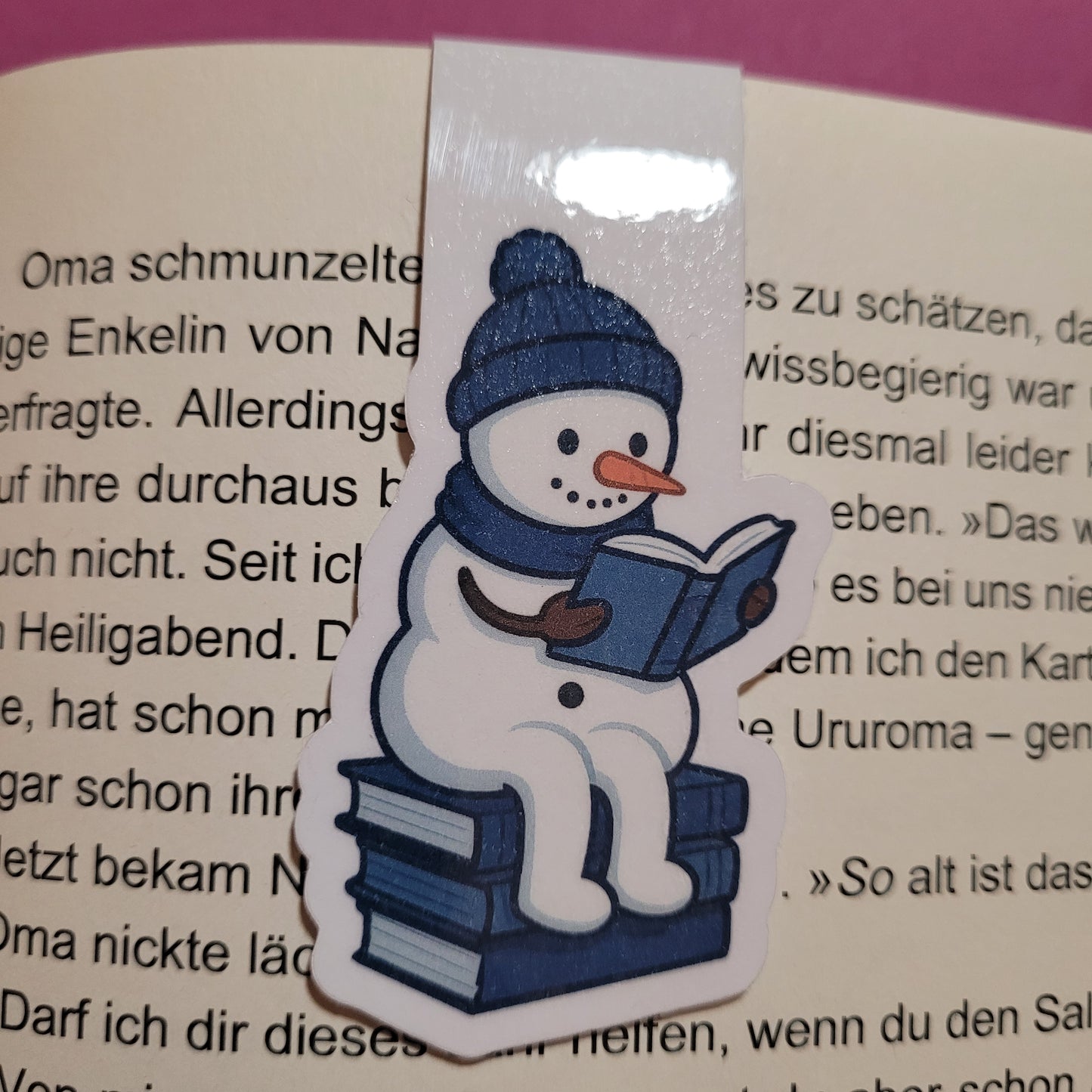 Magnet-Lesezeichen „Snowy, der lesende Schneemann“