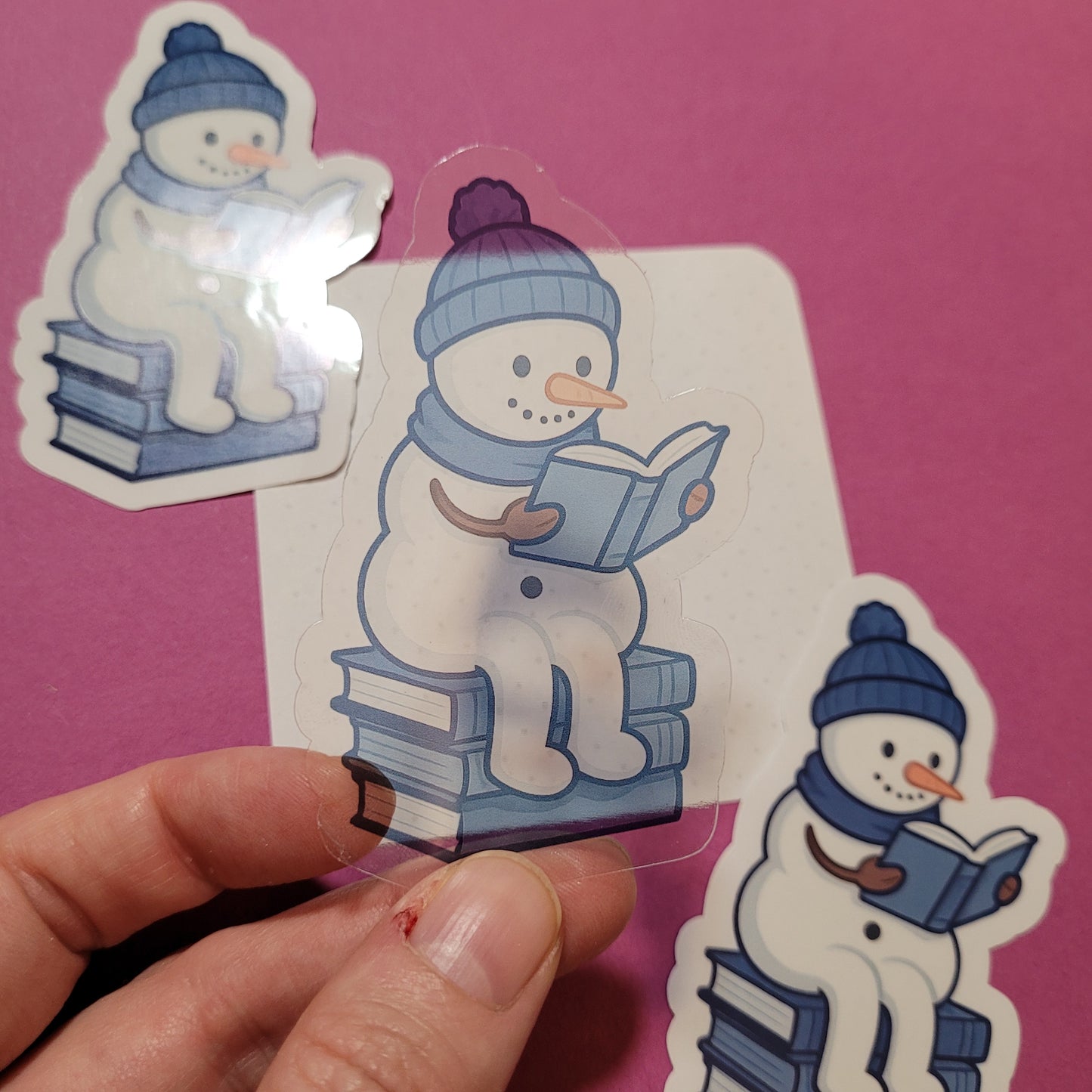 Sticker „Snowy, der lesende Schneemann“