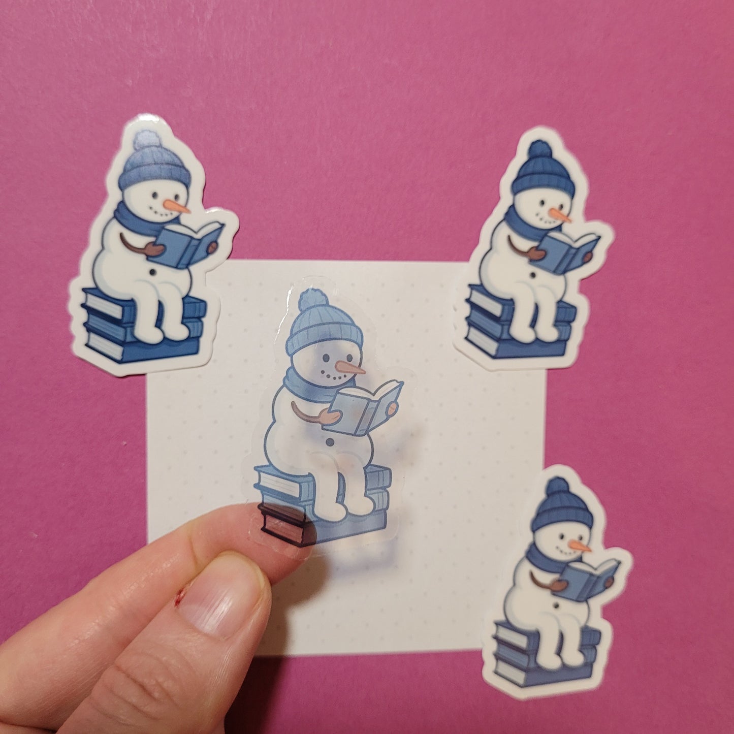 Sticker „Snowy, der lesende Schneemann“
