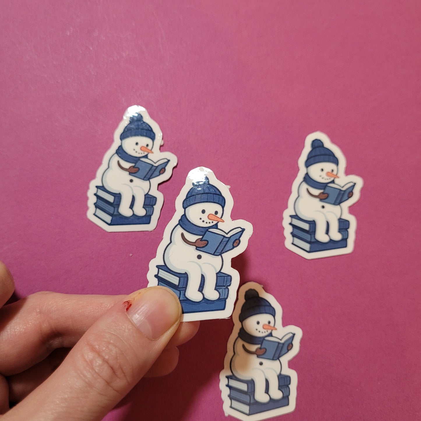 Sticker „Snowy, der lesende Schneemann“