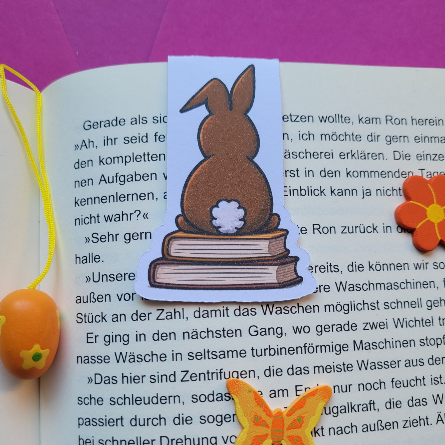 Magnet-Lesezeichen „Hase auf Büchern“ 🐰📚