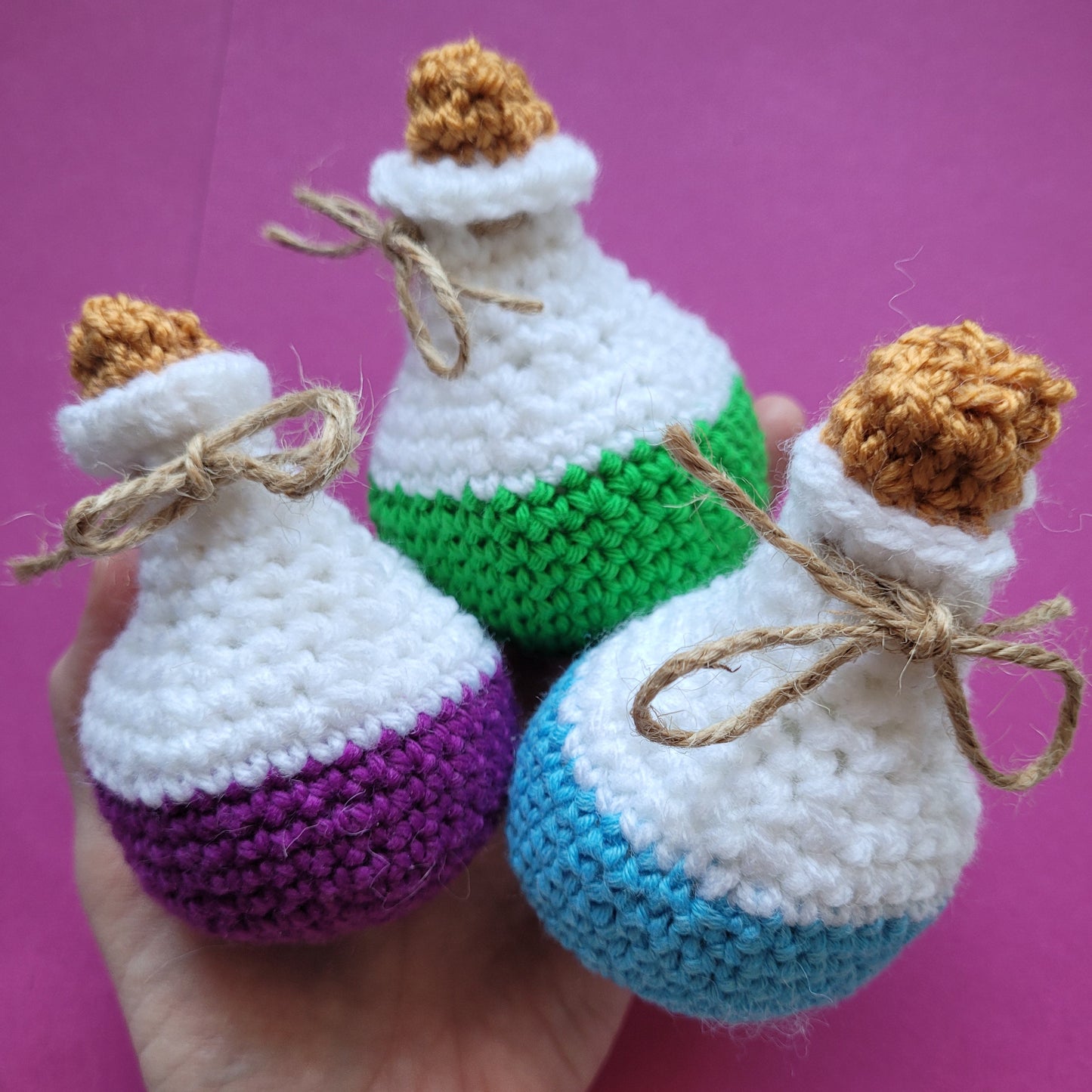 Zaubertrank „Gebundene Magie“ - Handgehäkelte Regaldeko 🧪