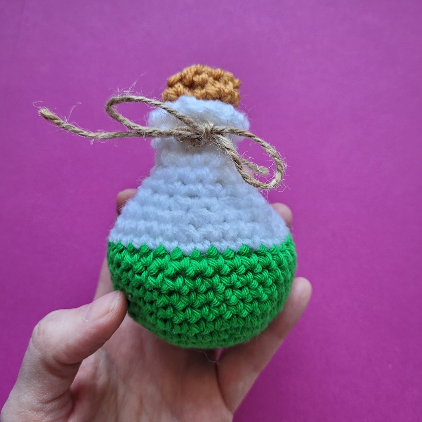 Zaubertrank „Gebundene Magie“ - Handgehäkelte Regaldeko 🧪