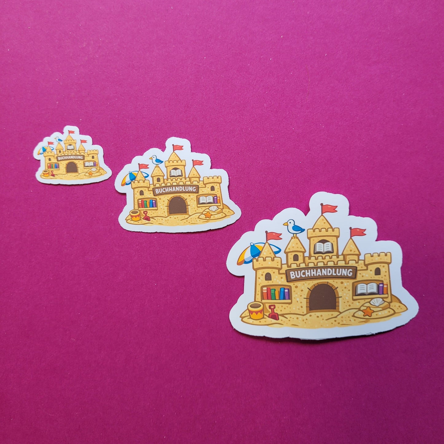 Sticker „Buchhandlung Sandburg“ - Dein Lieblingsbuchladen für den Sommer 🏖️📚🏰✨
