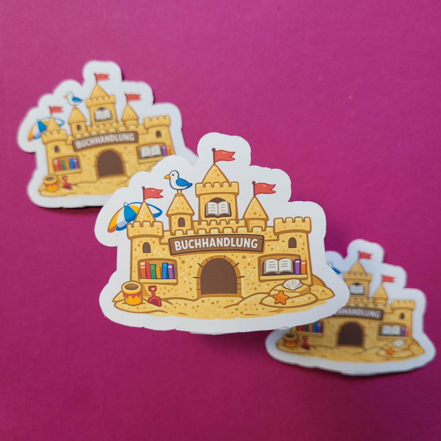 Sticker „Buchhandlung Sandburg“ - Dein Lieblingsbuchladen für den Sommer 🏖️📚🏰✨