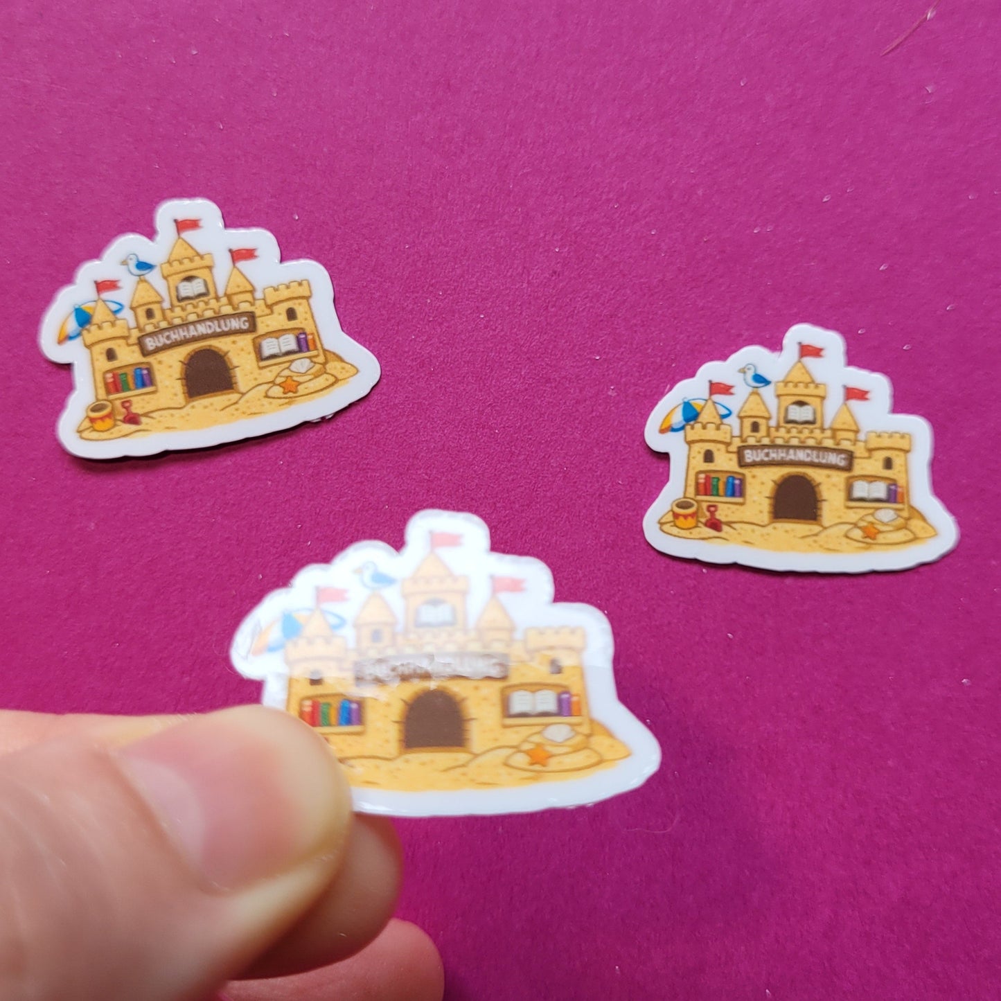 Sticker „Buchhandlung Sandburg“ - Dein Lieblingsbuchladen für den Sommer 🏖️📚🏰✨