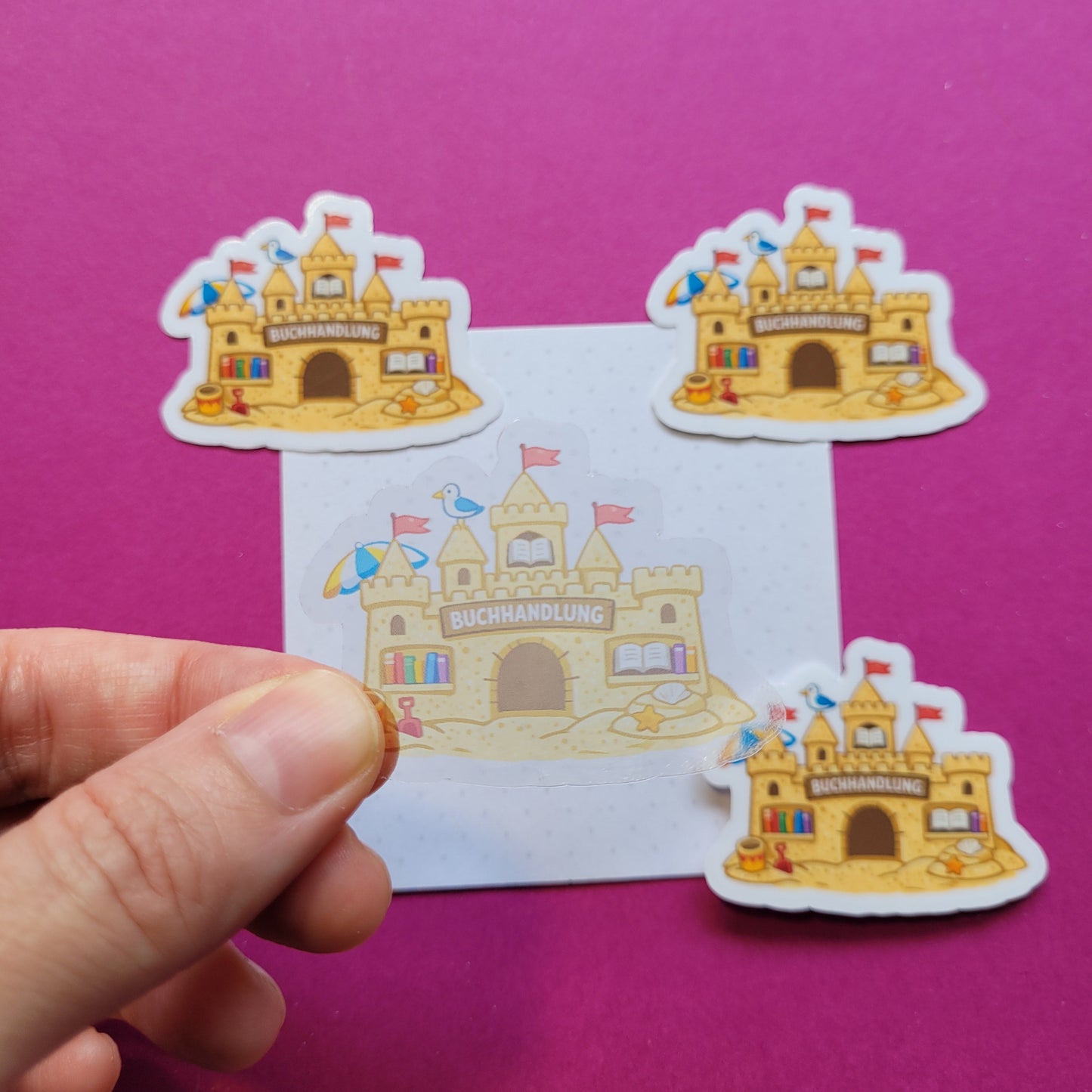 Sticker „Buchhandlung Sandburg“ - Dein Lieblingsbuchladen für den Sommer 🏖️📚🏰✨