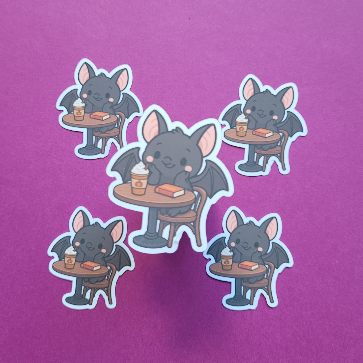 Sticker Batty im Lesecafé klein matt
