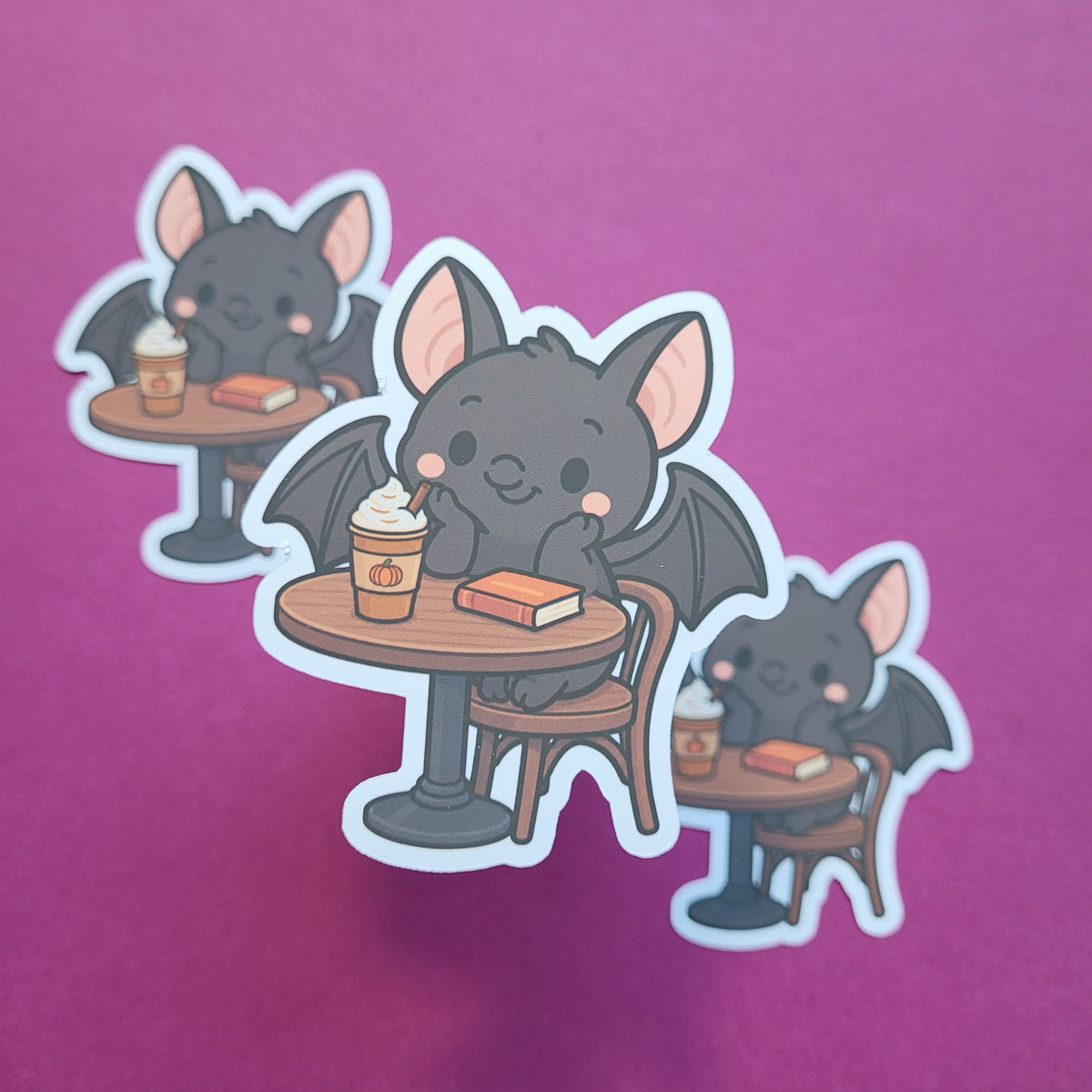 Sticker Batty im Lesecafé groß matt