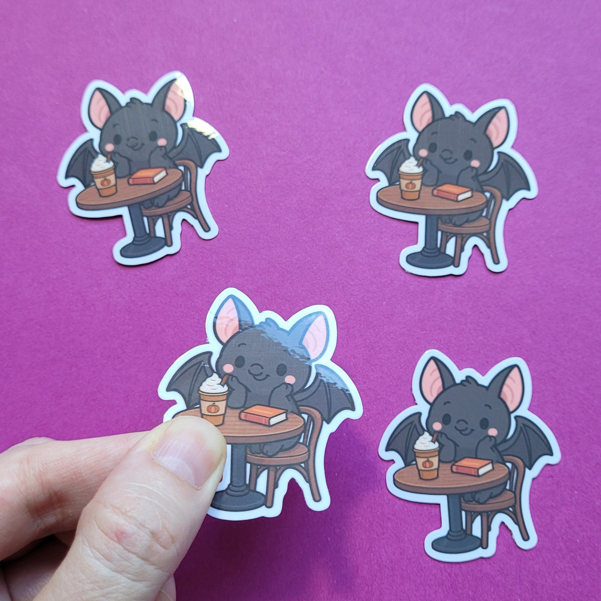Sticker Batty im Lesecafé klein glänzend