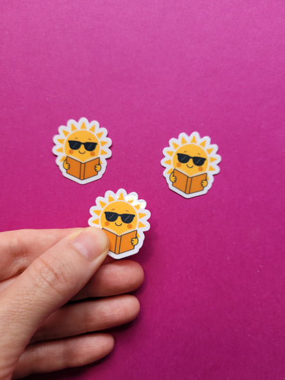 Sticker „Sunny“ - Sonnige Lesefreude für deine Lieblingsmomente ☀️📚🌻✨
