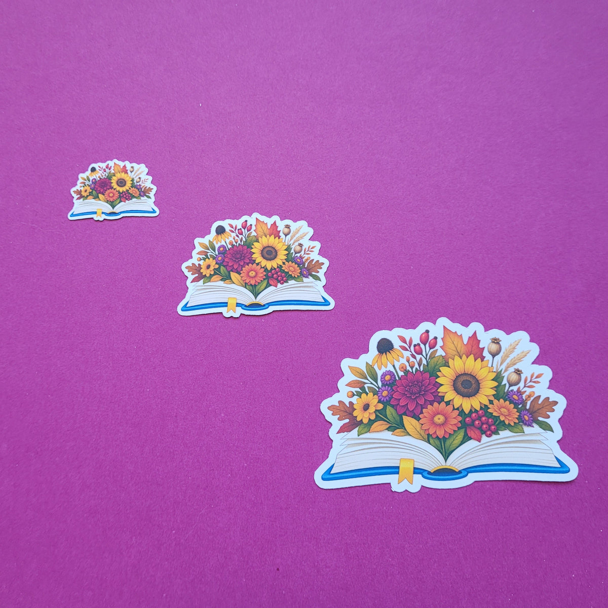 Sticker „Lesegarten - Spätblüte“ - Herbstliche Blütenpracht zwischen Buchseiten 🌼📖🍂