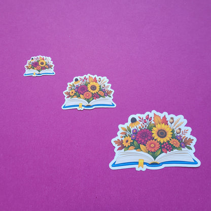 Sticker „Lesegarten - Spätblüte“ - Herbstliche Blütenpracht zwischen Buchseiten 🌼📖🍂