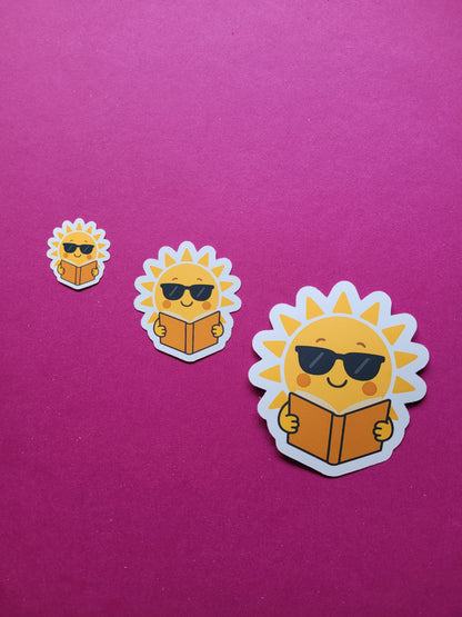 Sticker „Sunny“ - Sonnige Lesefreude für deine Lieblingsmomente ☀️📚🌻✨