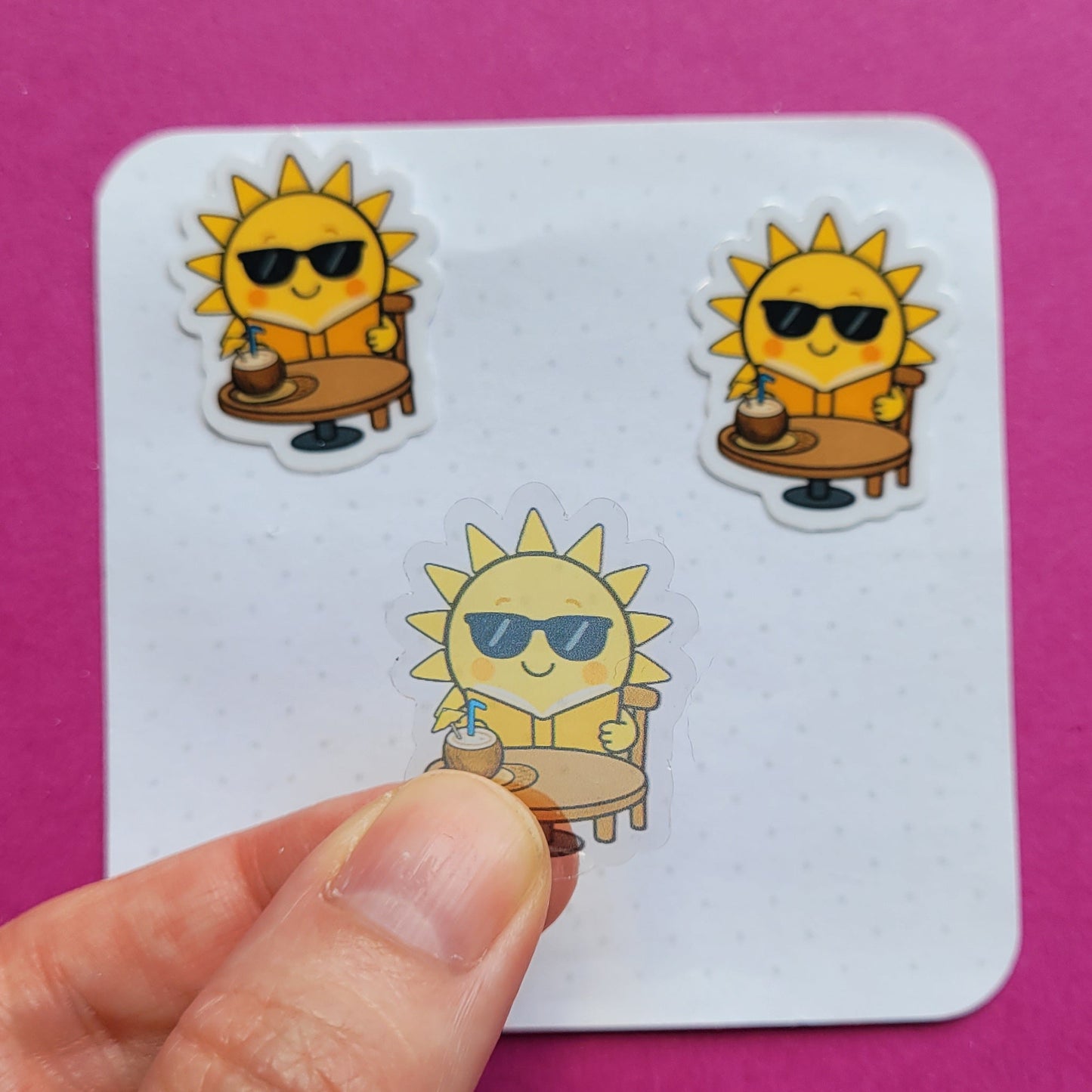Sticker „Sunny im Lesecafé“ - Sonnige Lesepause mit Kokosdrink ☀️📚🥥