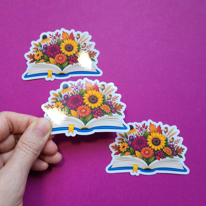 Sticker „Lesegarten - Spätblüte“ - Herbstliche Blütenpracht zwischen Buchseiten 🌼📖🍂