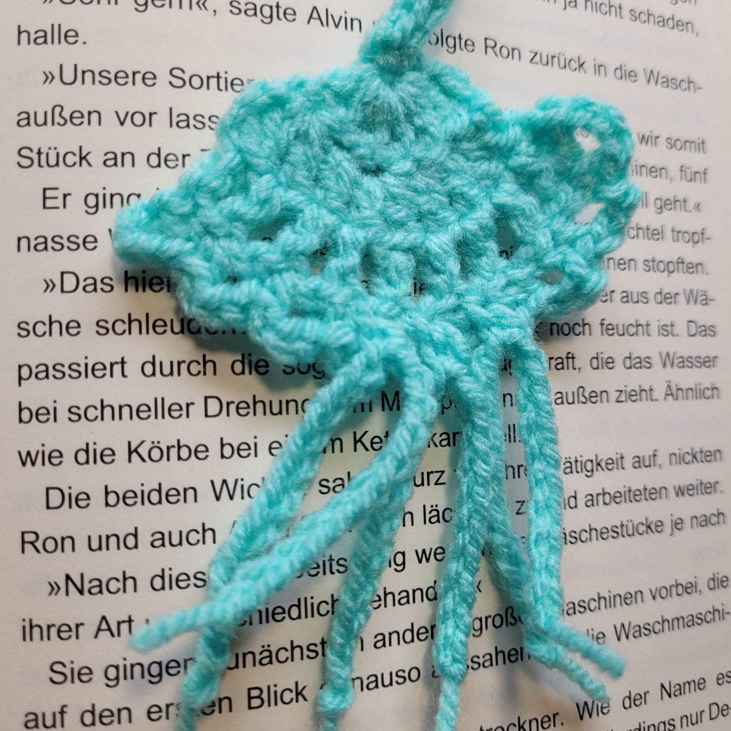 Häkel-Lesezeichen „Qualle“ - Ein kleines Meerwesen für deine Lesestunden 🪼🧶📖