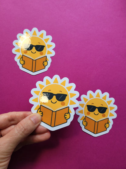Sticker „Sunny“ - Sonnige Lesefreude für deine Lieblingsmomente ☀️📚🌻✨