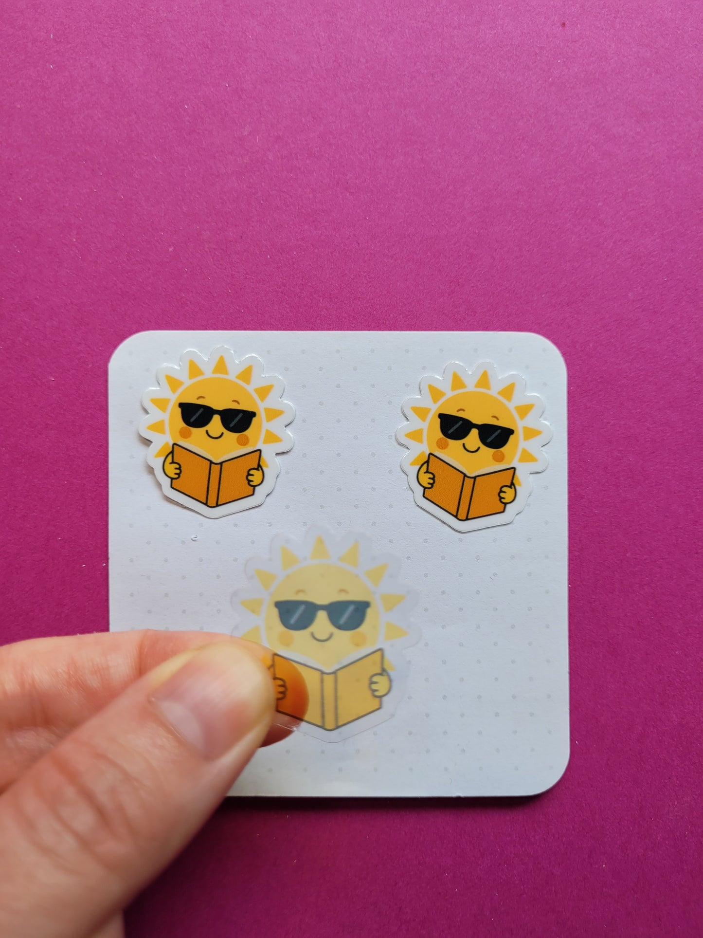 Sticker „Sunny“ - Sonnige Lesefreude für deine Lieblingsmomente ☀️📚🌻✨