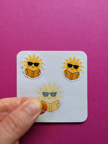 Sticker „Sunny“ - Sonnige Lesefreude für deine Lieblingsmomente ☀️📚🌻✨
