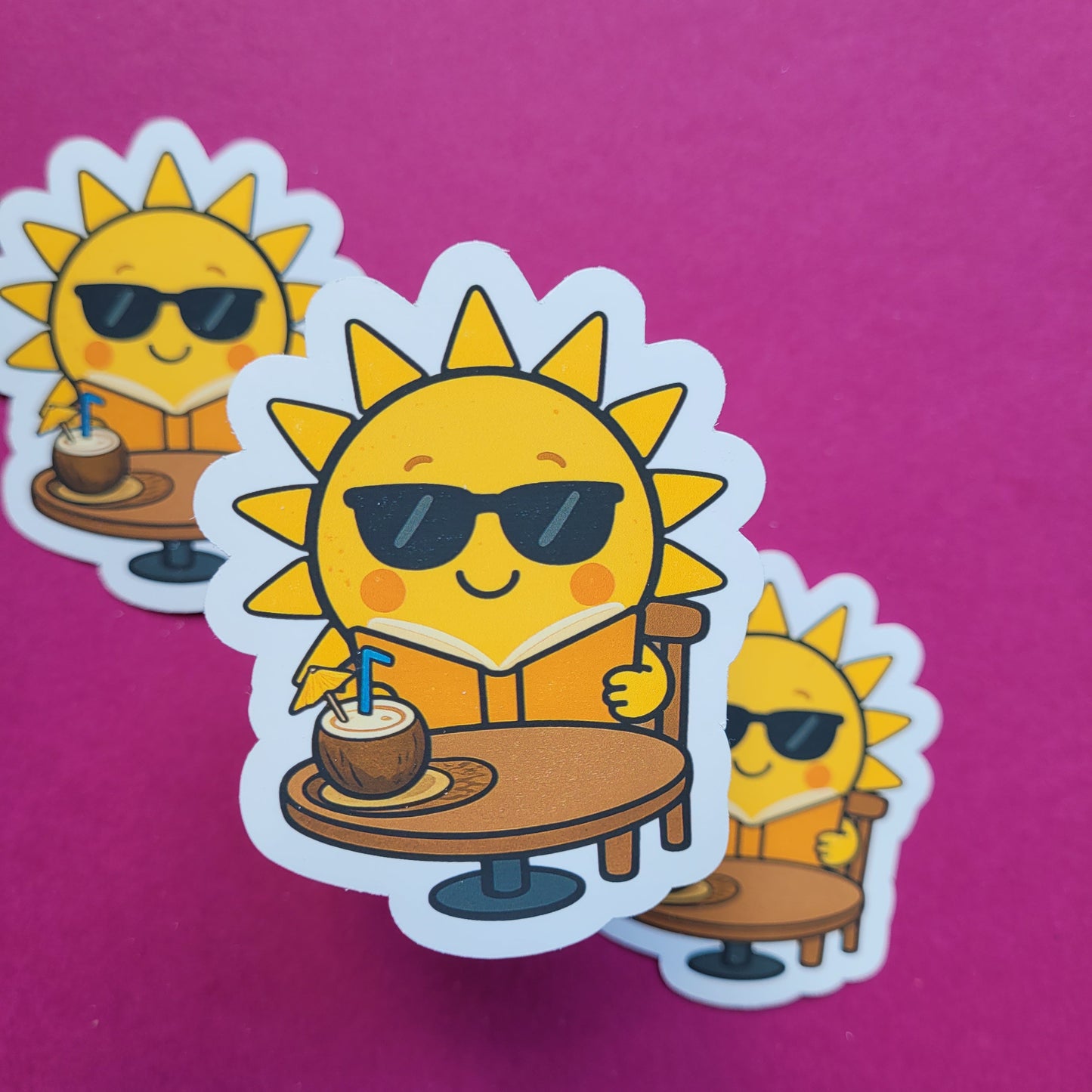 Sticker „Sunny im Lesecafé“ - Sonnige Lesepause mit Kokosdrink ☀️📚🥥