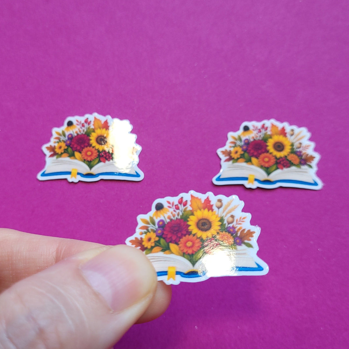 Sticker „Lesegarten - Spätblüte“ - Herbstliche Blütenpracht zwischen Buchseiten 🌼📖🍂