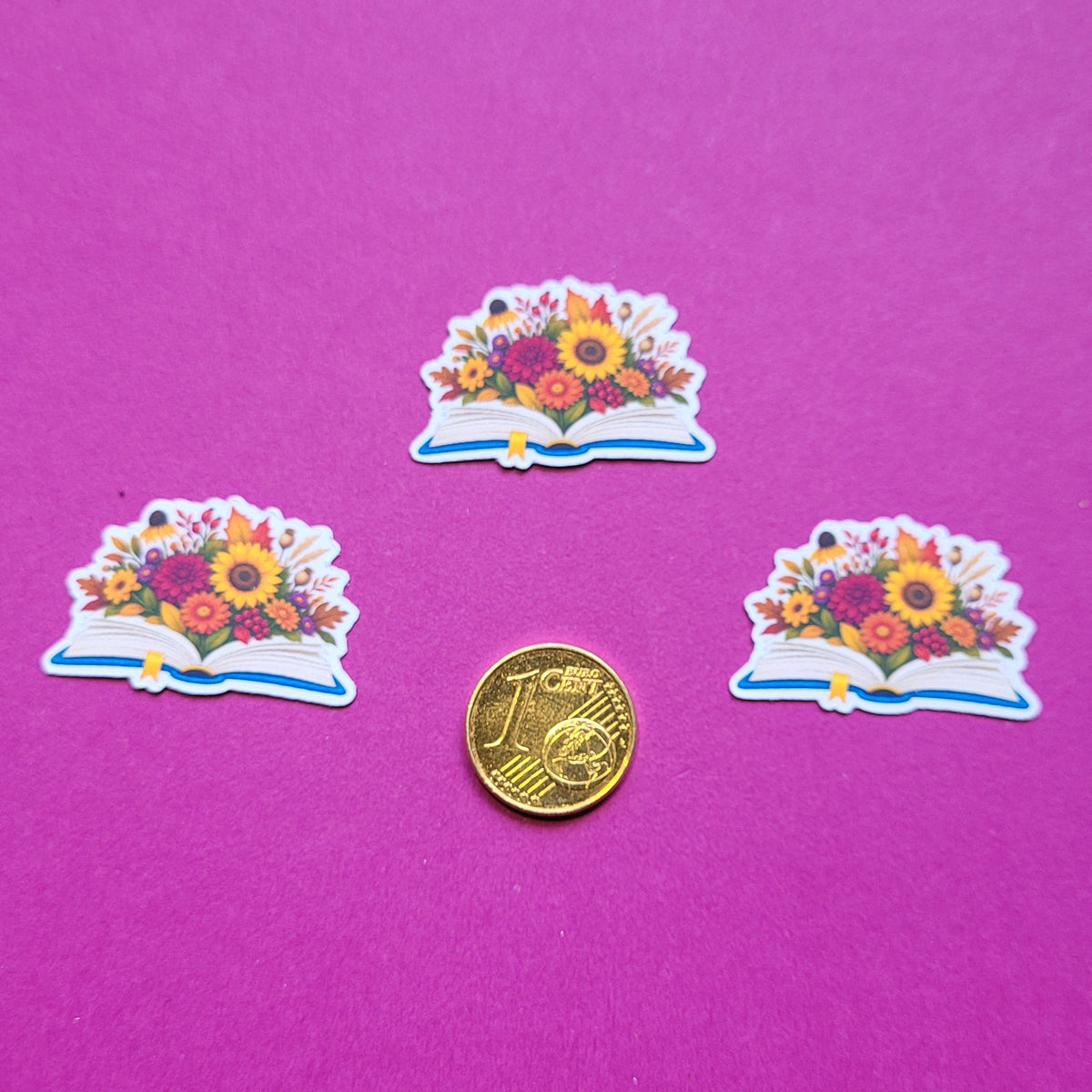 Sticker „Lesegarten - Spätblüte“ - Herbstliche Blütenpracht zwischen Buchseiten 🌼📖🍂