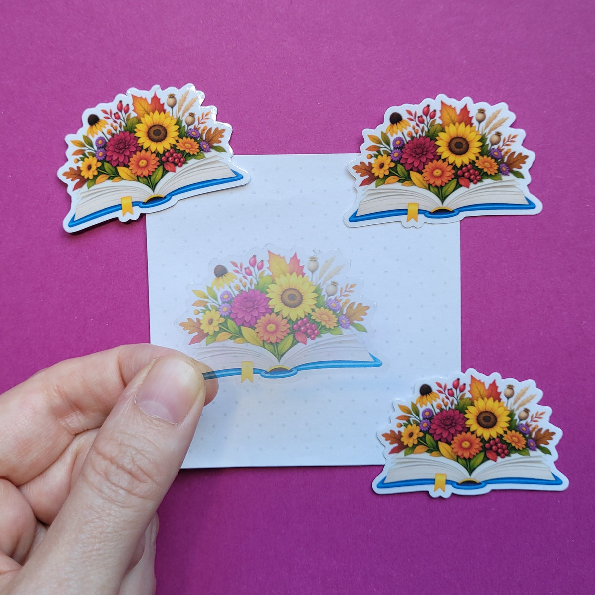 Sticker „Lesegarten - Spätblüte“ - Herbstliche Blütenpracht zwischen Buchseiten 🌼📖🍂