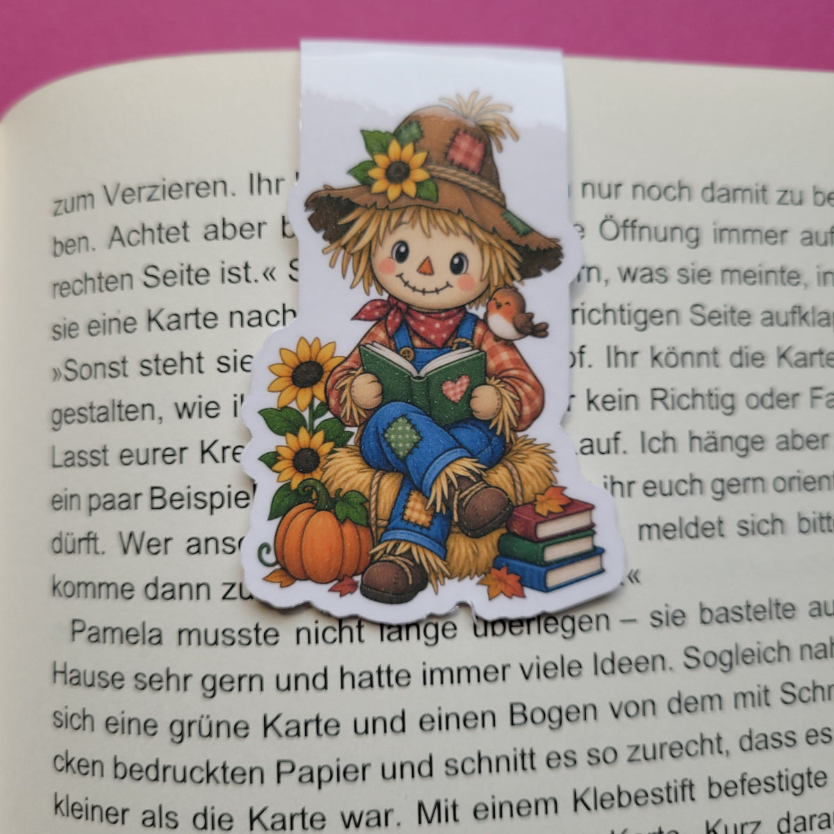Magnet-Lesezeichen „Lesende Vogelscheuche Kornelius“ - Herbstliche Lesestimmung für deine Lesepause 🌻📖🍂