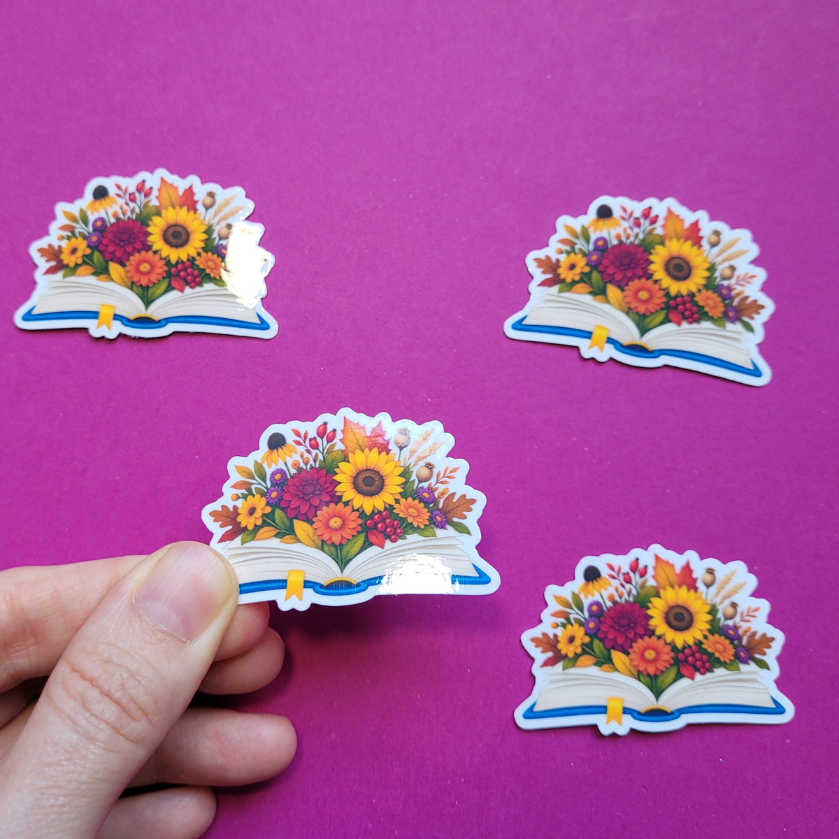 Sticker „Lesegarten - Spätblüte“ - Herbstliche Blütenpracht zwischen Buchseiten 🌼📖🍂