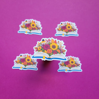 Sticker „Lesegarten - Spätblüte“ - Herbstliche Blütenpracht zwischen Buchseiten 🌼📖🍂