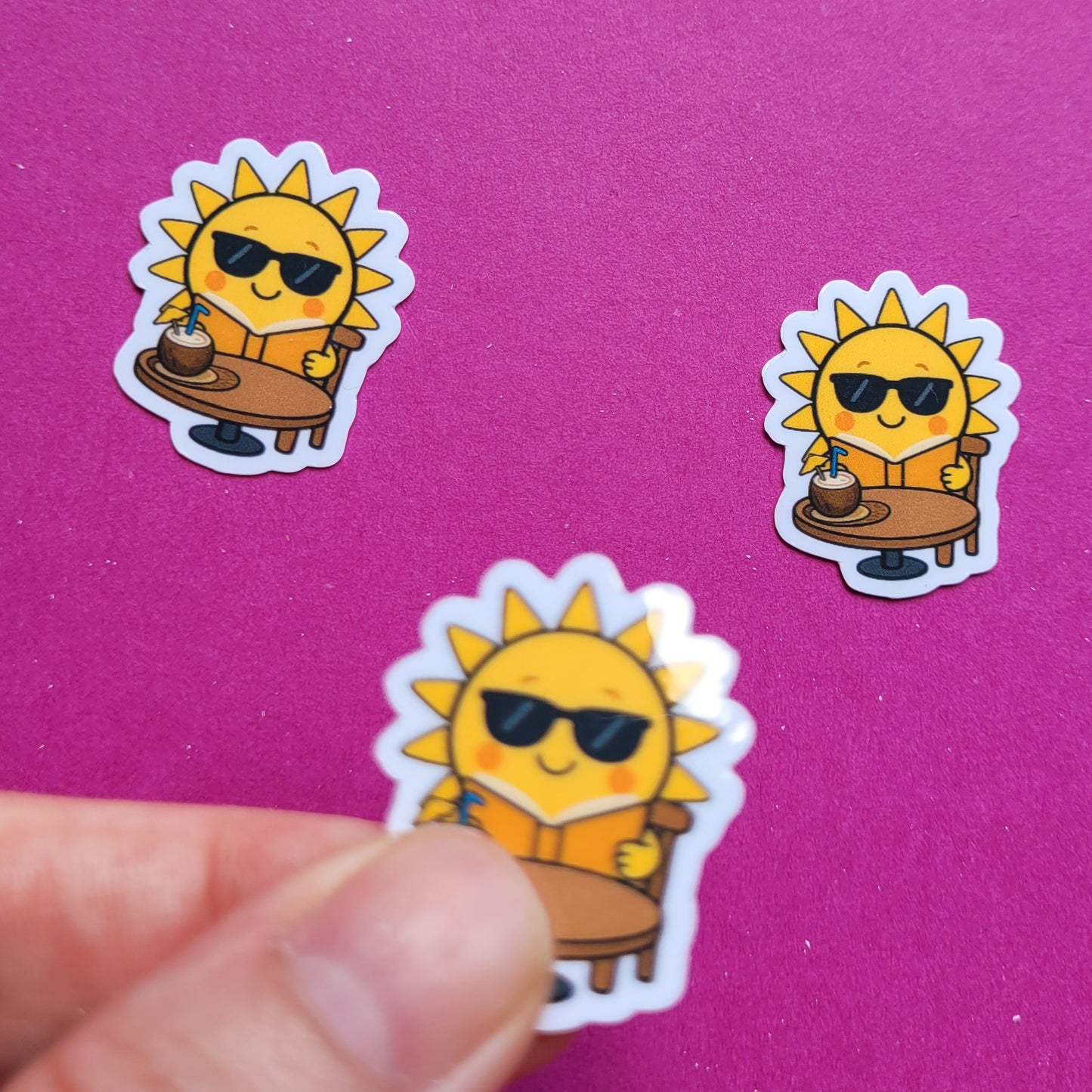 Sticker „Sunny im Lesecafé“ - Sonnige Lesepause mit Kokosdrink ☀️📚🥥