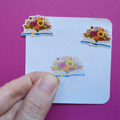 Sticker „Lesegarten - Spätblüte“ - Herbstliche Blütenpracht zwischen Buchseiten 🌼📖🍂